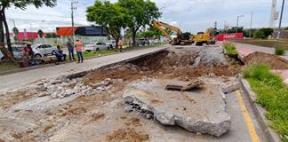 Por socav&oacute;n, cierran carriles en avenida San Isidro