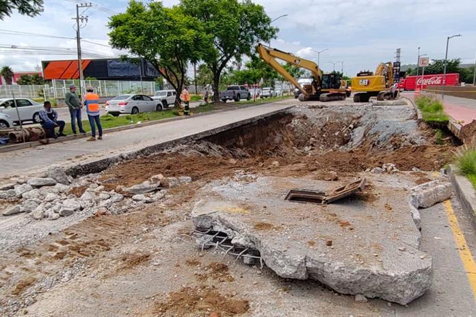 Por socavón, cierran carriles en avenida San Isidro Por socavón, cierran carriles en avenida San Isidro