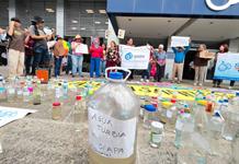 Tapatíos se bañan con goggles, usan filtros y captan la lluvia mientras llega solución al agua contaminada Tapatíos se bañan con goggles, usan filtros y captan la lluvia mientras llega solución al agua contaminada
