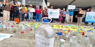 Tapatíos se bañan con goggles, usan filtros y captan la lluvia mientras llega solución al agua contaminada Tapatíos se bañan con goggles, usan filtros y captan la lluvia mientras llega solución al agua contaminada