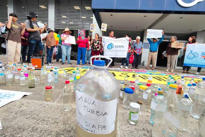 Tapatíos se bañan con goggles, usan filtros y captan la lluvia mientras llega solución al agua contaminada Tapatíos se bañan con goggles, usan filtros y captan la lluvia mientras llega solución al agua contaminada