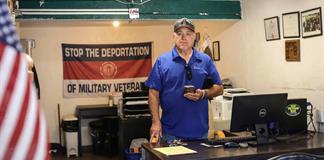 Un activista ayuda a veteranos de EE.UU. deportados a México por el país al que sirvieron
