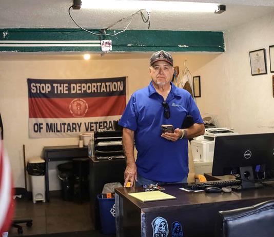 Un activista ayuda a veteranos de EE.UU. deportados a M&eacute;xico por el pa&iacute;s al que sirvieron