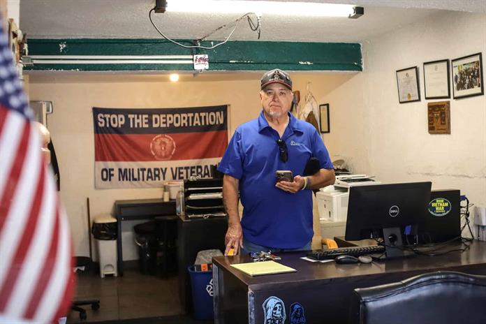 Un activista ayuda a veteranos de EE.UU. deportados a México por el país al que sirvieron Un activista ayuda a veteranos de EE.UU. deportados a México por el país al que sirvieron