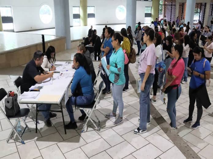 Inicia la entrega de Vales para el Bienestar a estudiantes en Zapotlán el Grande.