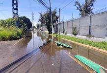 Encharcamiento en la avenida Amado Nervo devora placas y daña vehículos