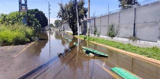 Encharcamiento en la avenida Amado Nervo devora placas y da&ntilde;a veh&iacute;culos