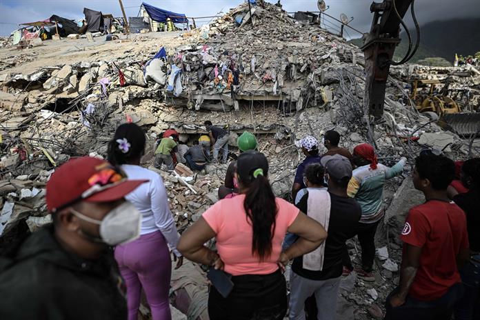 En un paraíso costero de Venezuela, la chatarra ayuda a sobrevivir tras terremotos En un paraíso costero de Venezuela, la chatarra ayuda a sobrevivir tras terremotos