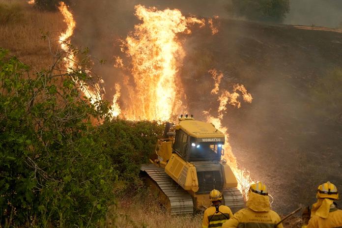 Varios incendios cercan Madrid y obligan a evacuar a miles de personas en Francia y España Varios incendios cercan Madrid y obligan a evacuar a miles de personas en Francia y España