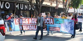 Marchan en Guadalajara para exigir freno al cobro y privatizaci&oacute;n del agua