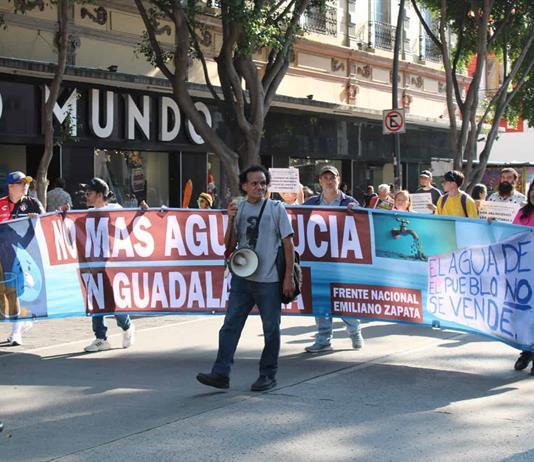 Marchan en Guadalajara para exigir freno al cobro y privatizaci&oacute;n del agua