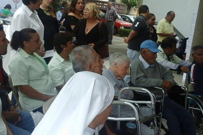 Entregan apoyo para adultos mayores de Ocotlán