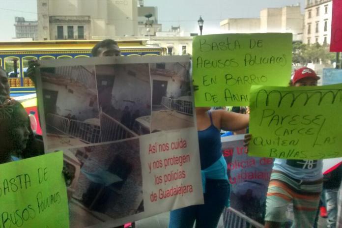 Vecinos del barrio de Analco se manifiestan en las puertas del ayuntamiento de Guadalajara