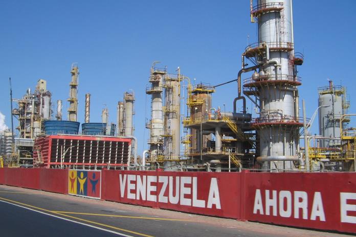 Petróleos de Venezuela reporta caída de ingresos de 33,5% el año pasado