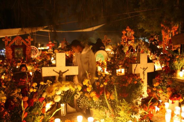 Ciudadanos de Ocotlán se preparan para celebrar el día de muertos