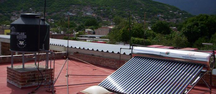 Cobran a vecinos por instalación gratuita de calentadores solares