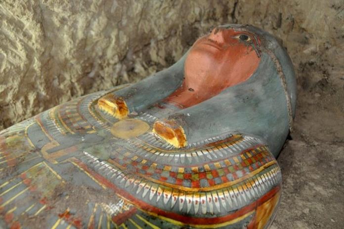 Arqueólogos egipcios descubren una momia en Luxor