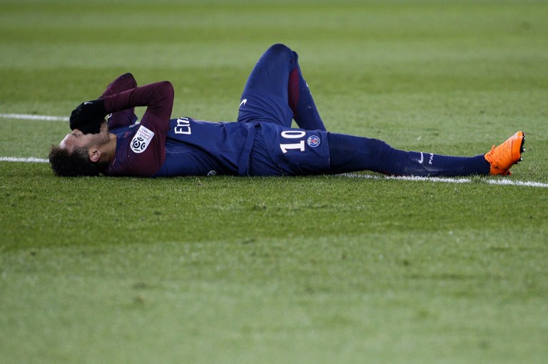 Neymar será sometido a una cirugía tras romperse el ligamento de la rodilla contra Uruguay Neymar será sometido a una cirugía tras romperse el ligamento de la rodilla contra Uruguay