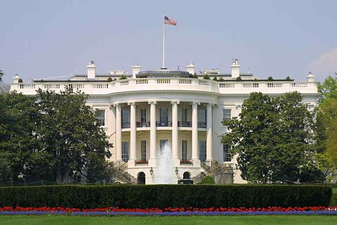 Hombre se suicida frente a la Casa Blanca