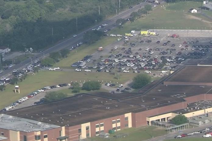 Confirman entre ocho y diez muertos en tiroteo de una escuela de Texas