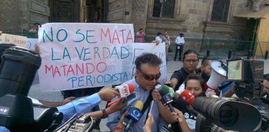 Periodistas se manifiestan tras agresión al reportero de Canal 44