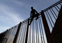 Un muerto en salto de unos 200 migrantes al enclave español fronterizo con Marruecos