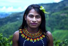 Indígenas colombianas tejen con chaquiras su realidad transgénero