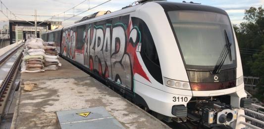 Amanece grafiteado vagón de la Línea 3