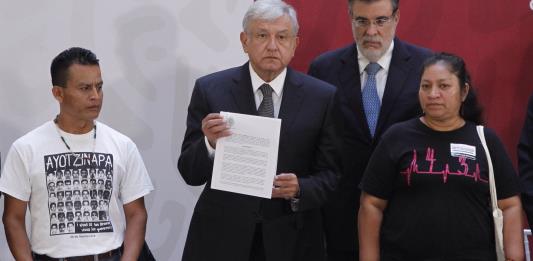 López Obrador firma decreto para crear comisión de verdad sobre Ayotzinapa