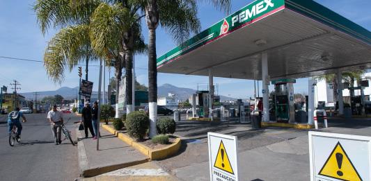 Pemex implementa operativo por escasez de gasolina