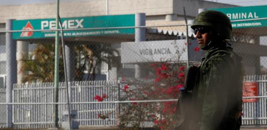 Pemex dice que no dará marcha atrás contra robo de combustible