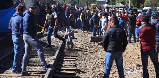 Profesores de la CNTE desbloquean vías del tren en Michoacán