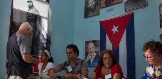 Cuba vota nueva Constitución atenta a Venezuela y en la mira de EEUU