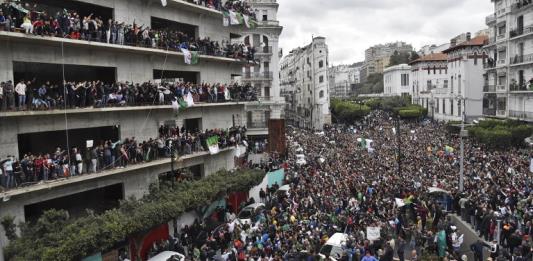 Una marea humana sale a las calles en Argel contra quinto mandato de Buteflika