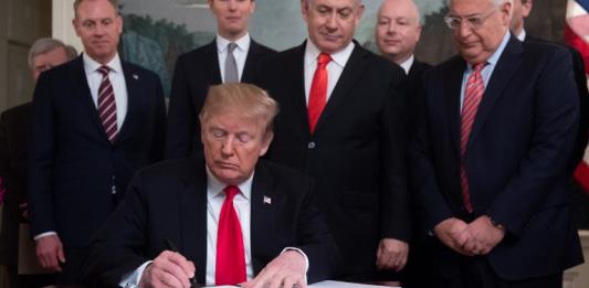 Trump firma el reconocimiento de EEUU de la soberanía de Israel sobre los Altos del Golán