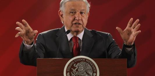 AMLO culpa al neoliberalismo por baja en calificaciones de México