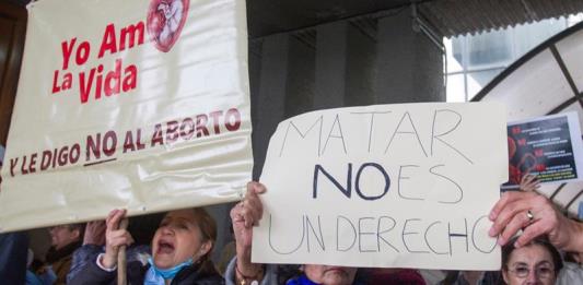 Trifulca en el Senado por los pañuelos verdes en favor del aborto