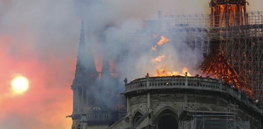 Gran incendio se desata en la catedral Notre Dame de París