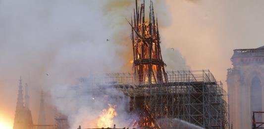 Se derrumba la emblemática aguja de la catedral Notre Dame por incendio