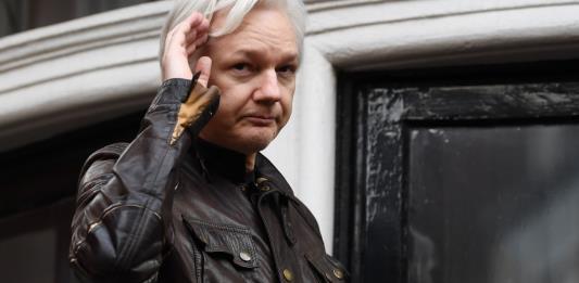 Assange es detenido en la embajada de Ecuador y afronta extradición a EEUU
