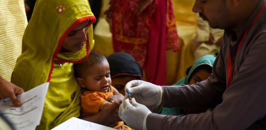 Pánico en una aldea de Pakistán por brote de virus VIH