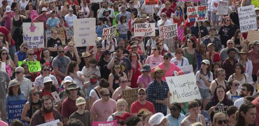 Cientos protestan en Alabama por ley que condena el aborto como un homicidio