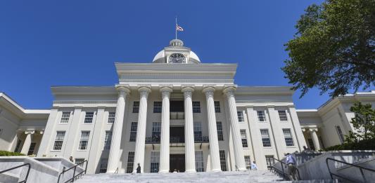 Gobernadora de Alabama firma la ley antiaborto más dura de EEUU