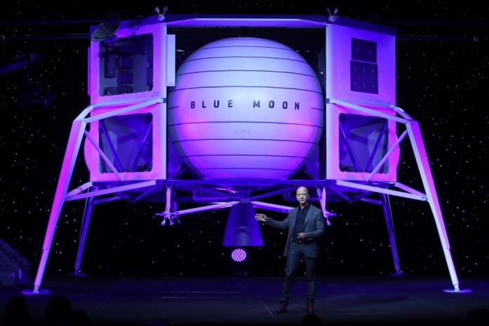 Jeff Bezos devela Blue Moon el vehículo de alunizaje de Amazon