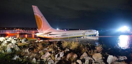 Un avión se sale de la pista y acaba en un río en Florida, sin heridos graves