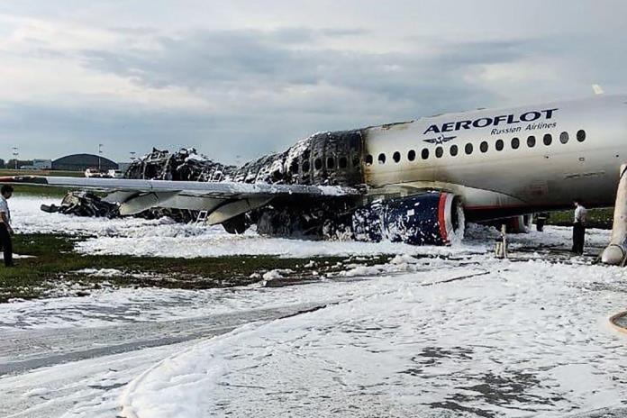 Rusia investiga causa de incendio de avión en Moscú