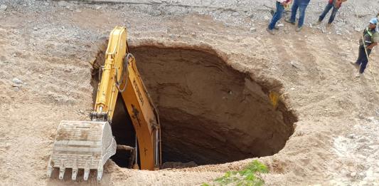 Excavadora cae en socavón que se generó en la L3
