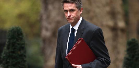 May destituye a ministro de Defensa británico tras fugas de información en torno a Huawei