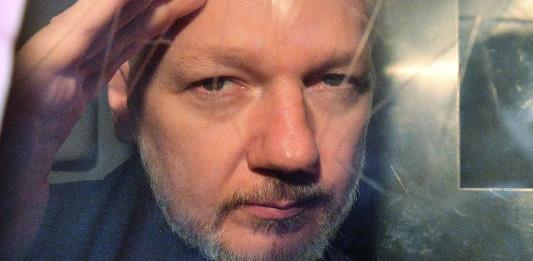 Un año de cárcel para Assange por violar su libertad condicional en Londres