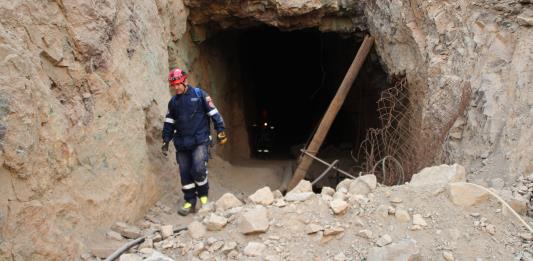 Tres bolivianos quedan atrapados en una mina en el norte de Chile